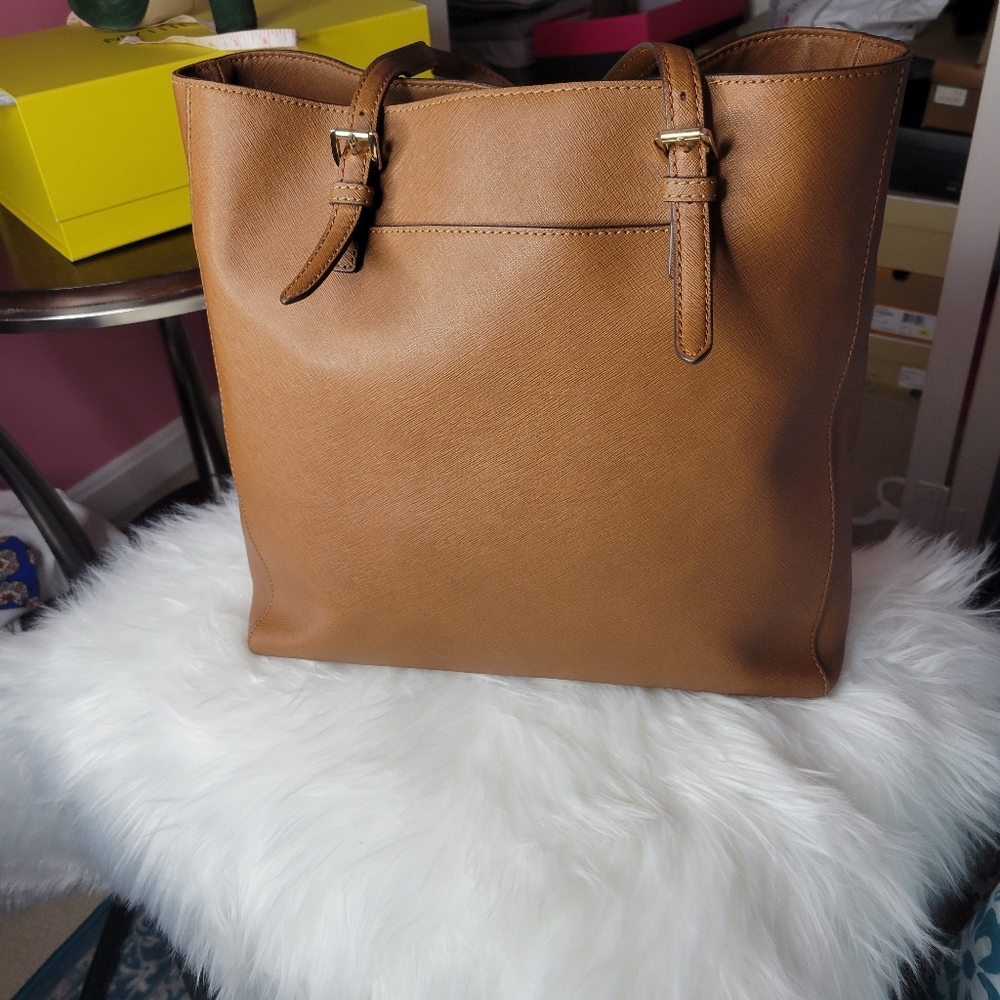 Micheal Kors Tote - Picture 5 of 10
